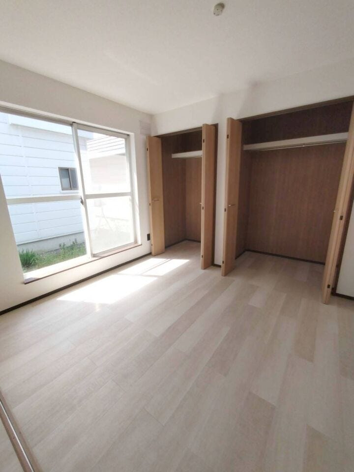 《洋室1》
リビング横のお部屋です。リビングの延長として、お子様のお昼寝や遊び部屋など様々な用途でお使いいただけます。