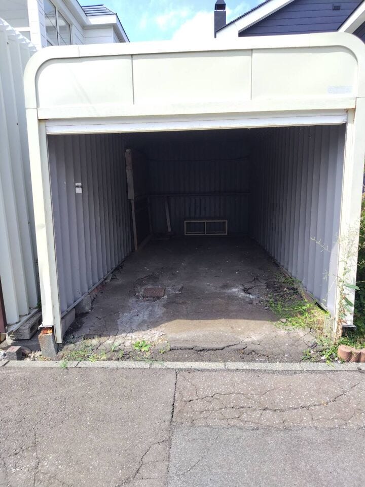 《シャッター付き車庫》
大切なお車を雨や雪から守ってくれます。
屋根付きガレージは季節用品の収納にも便利です。