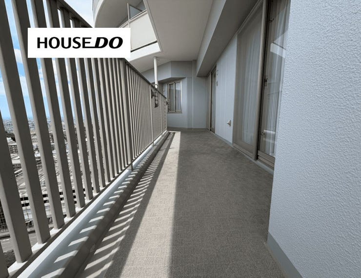 奥行きと横幅にゆとりのある広々バルコニー。洗濯物を干すほか、開放的な屋外空間として活用できます。