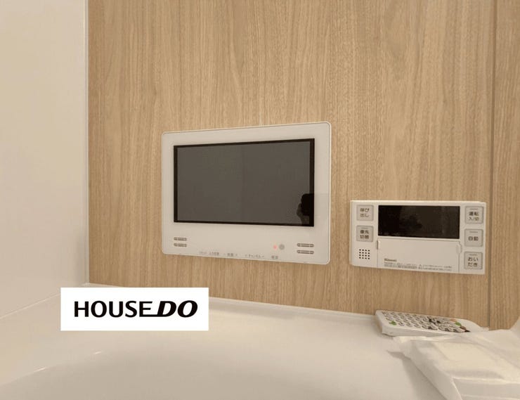 浴室テレビと給湯リモコンを備えた、くつろぎのバスタイムを楽しめる設備です。