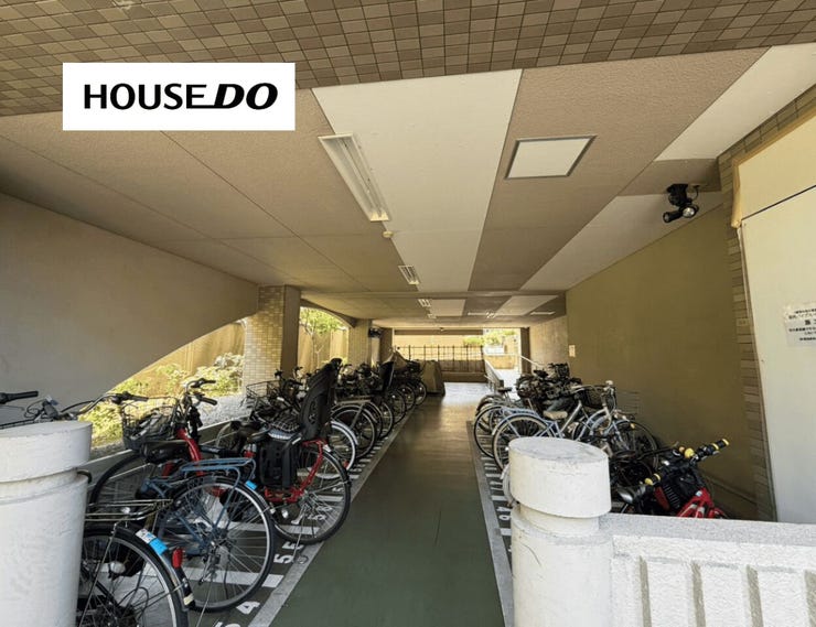 雨や直射日光の影響を受けにくい屋根付き駐輪場。日常の自転車利用にも便利です。