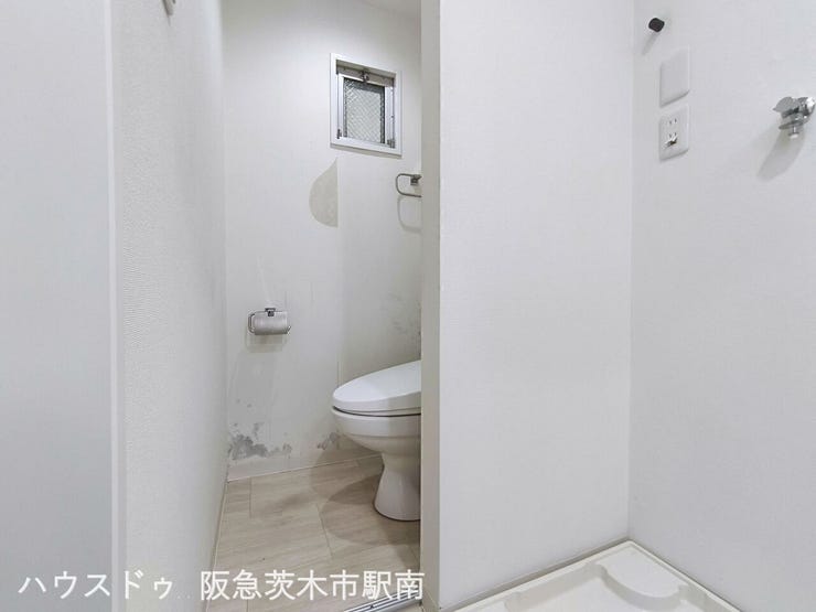 トイレに小窓あります