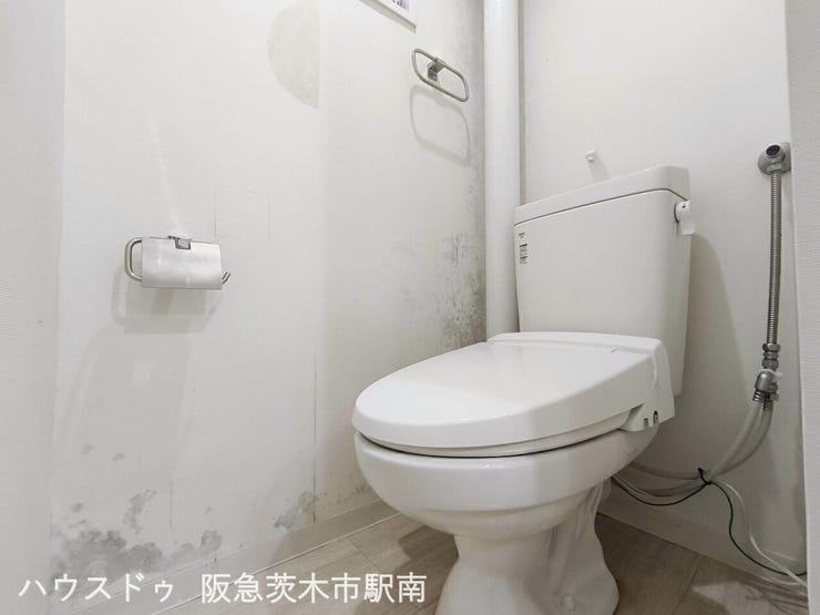 トイレに小窓あります