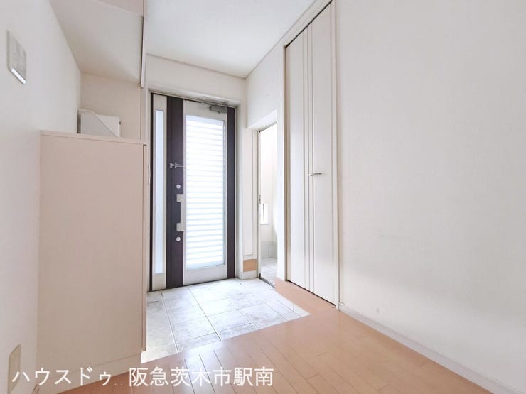 玄関横に大物収納物入があります。