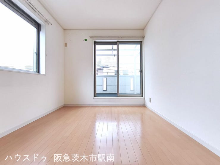 洋室5.7帖の部屋
バルコニーあります。