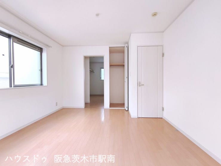 洋室7.5帖のお部屋
バルコニーあります。