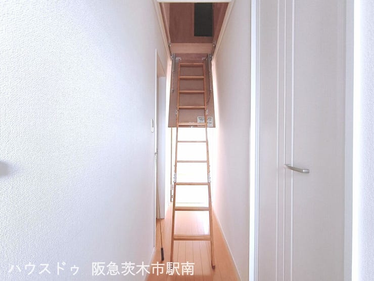 屋根裏収納(2階廊下より)