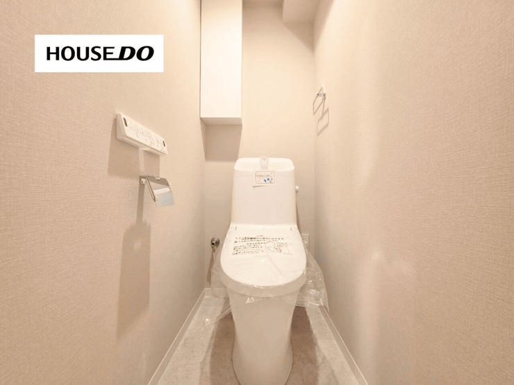 すっきりとした清潔感のあるトイレ空間。毎日使う場所だからこそ、気持ちよさが嬉しいポイントです。