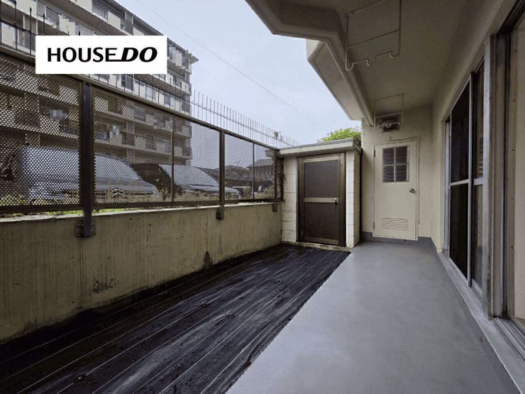 テラスと専用庭がつながり、洗濯物干しだけでなく、ちょっと外の空気を感じたい時にも便利です。