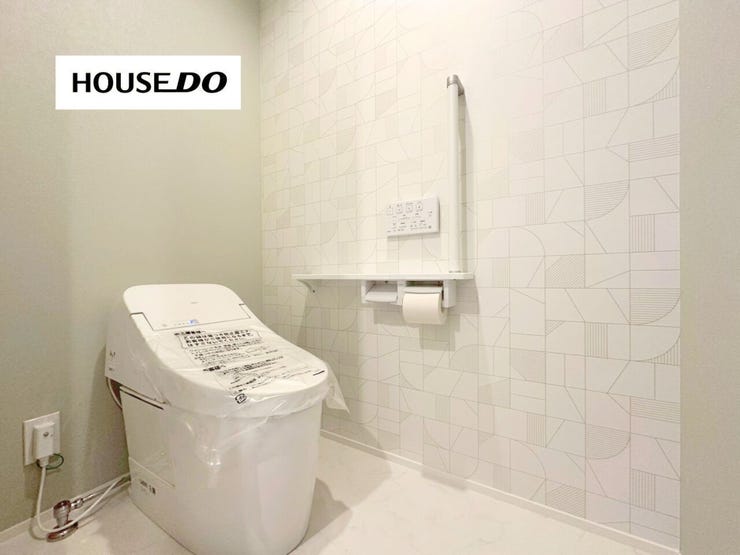 ホテルライクなデザインが魅力のレストルーム。タンクレストイレを採用し、すっきりとした空間を実現。上品なアクセントクロスが洗練された雰囲気を演出します。