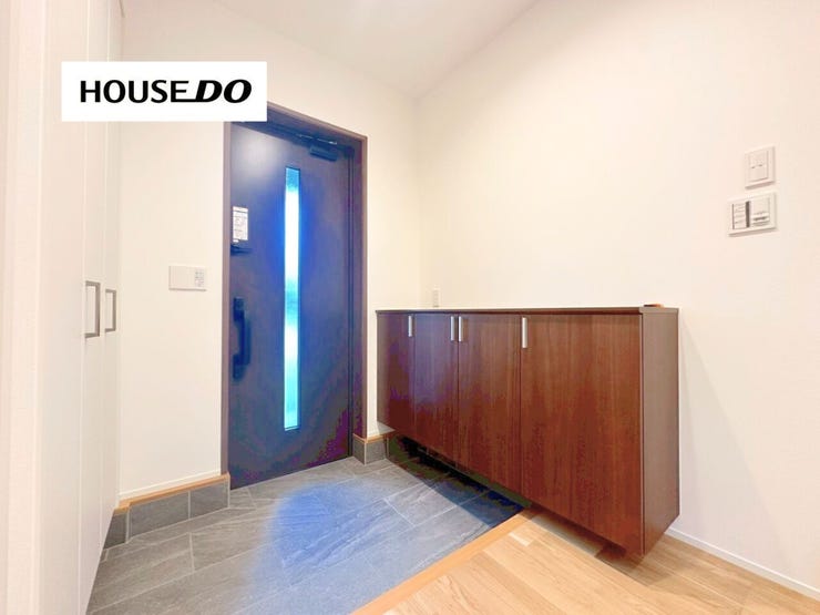 住まいの第一印象を彩る上質な玄関ホール。収納力のあるシューズボックスを備え、いつでもすっきりとした空間をキープ。邸宅らしい品格を感じる迎賓空間です。