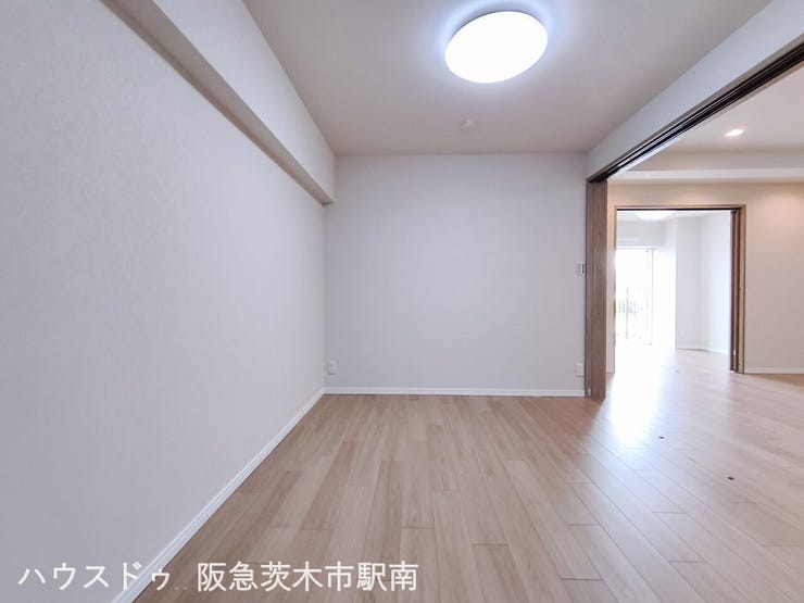 サービスルーム 5.8帖のお部屋
リビングと続き間になります。