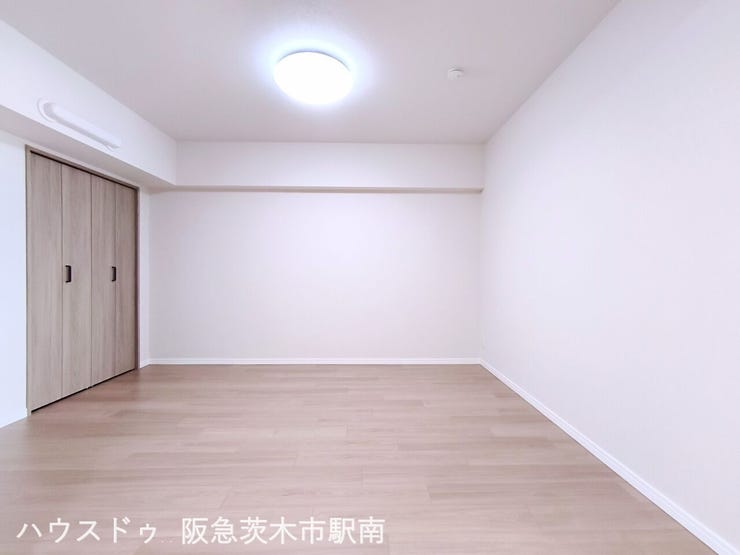 サービスルーム 5.8帖のお部屋
リビングと続き間になります。