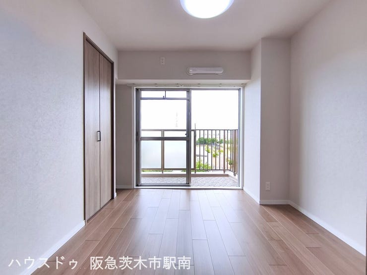 洋室 4.9帖のお部屋
バルコニーに面しています。