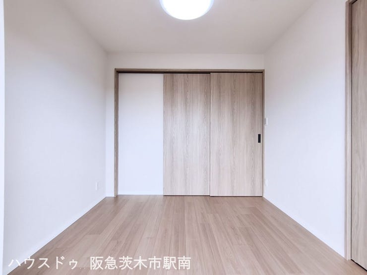 洋室 4.9帖のお部屋
バルコニーに面しています。