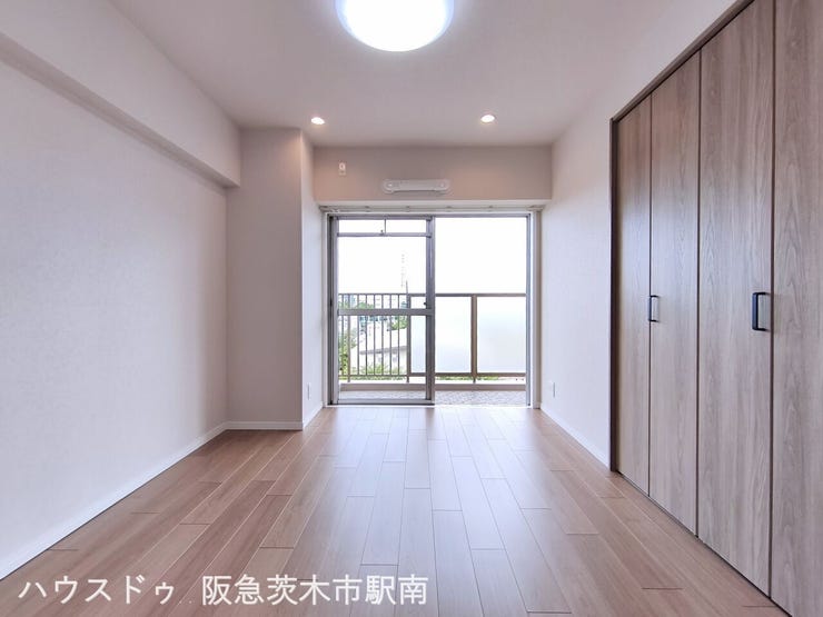 洋室 6.5帖のお部屋
バルコニーに面しています。