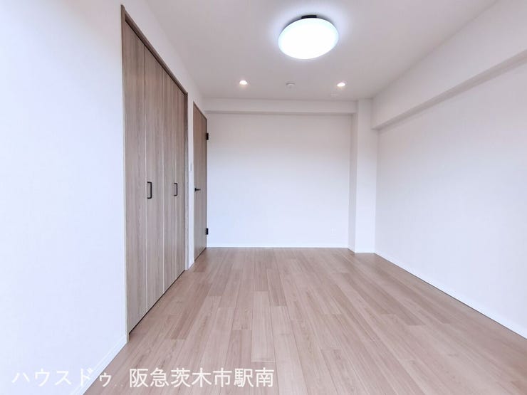 洋室 6.5帖のお部屋
バルコニーに面しています。