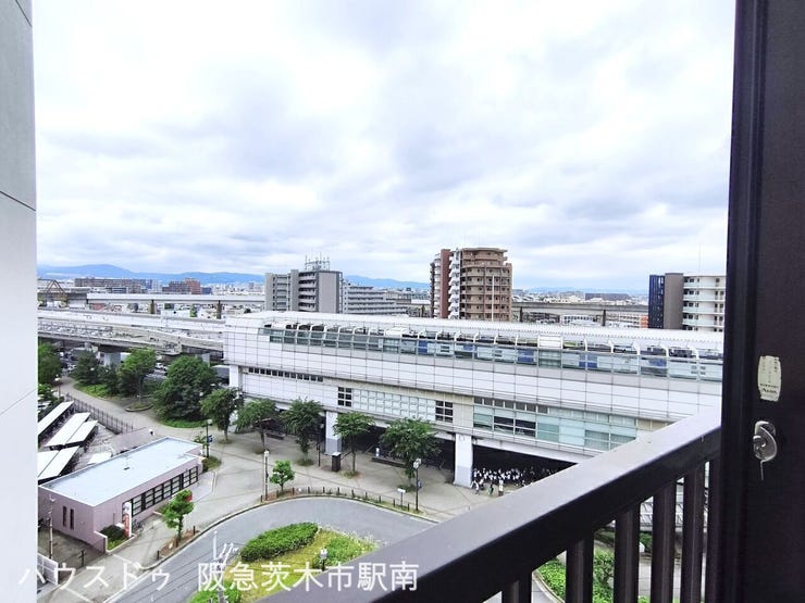 モノレール駅は目の前です