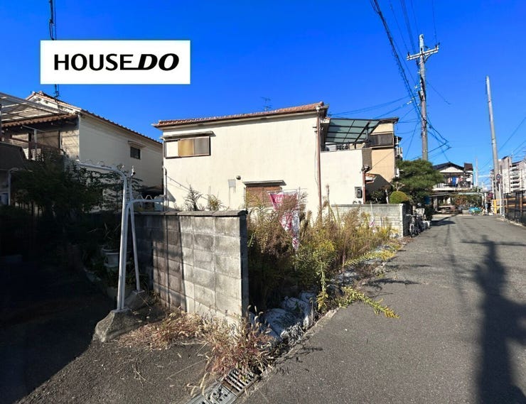 周辺は戸建住宅が立ち並ぶ穏やかな街並み。落ち着いた住環境の中で、ゆったりとした暮らしを始めたい方におすすめです。