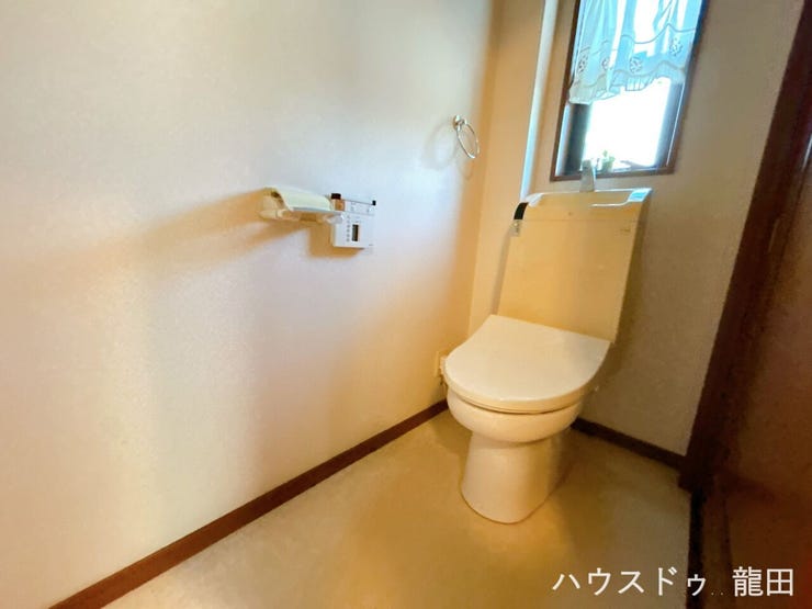 窓から自然光が差し込む明るい空間で、いつでもスムーズに換気が行えるため衛生面も安心です。