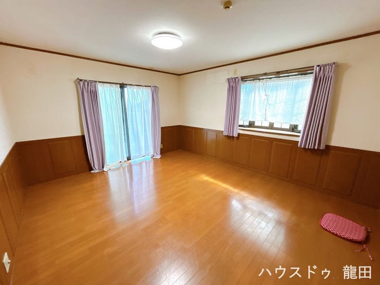 2方向に窓が配置されており、日中は明るく開放感あふれる心地よいリビング空間です。