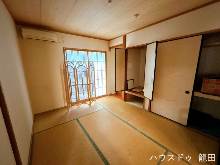 温かみのある畳と障子・板張りのデザインが調和し、ご家族の休憩スペースや客間としても幅広く活用できる落ち着いた空間です。
