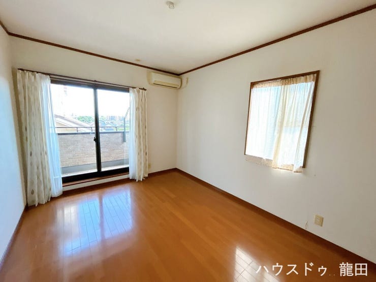 温かみのある木目調フロアと白を基調としたクロスで、どんな家具やインテリアとも合わせやすい落ち着いた空間です。