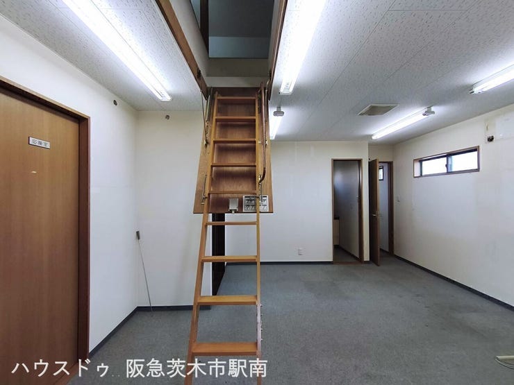 屋根裏収納 格納式ハシゴ