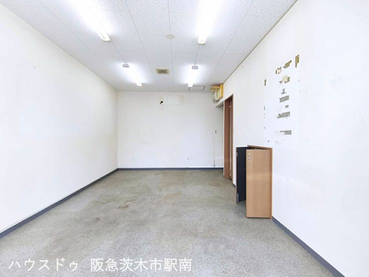 1階事務所 11帖のお部屋
収納、キッチン、トイレ付
電動シャッター付