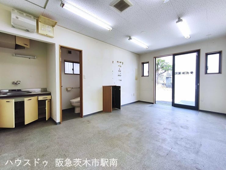 1階事務所 11帖のお部屋
収納、キッチン、トイレ付
電動シャッター付
