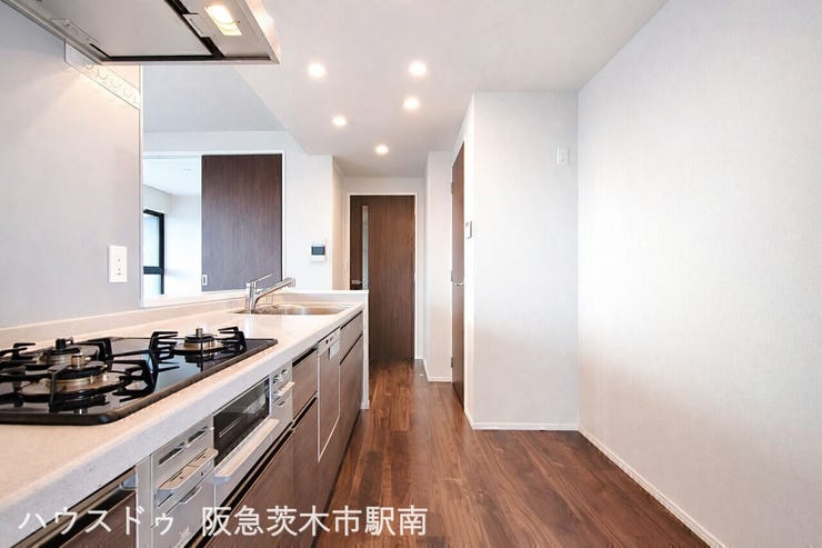 明るい照明に包まれたキッチン空間。動線も良く使いやすいレイアウトで日々の家事も快適に行えます