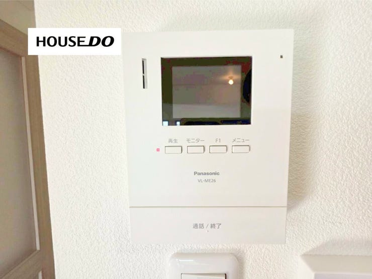 来訪者の顔を室内から確認できるTVモニター付きインターホンを設置。お子様のお留守番時にも安心感があります。