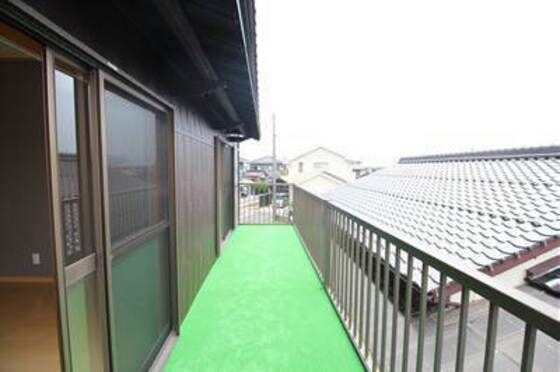 日当たり・風通し良好!洗濯物もたっぷり干せる広々ベランダ