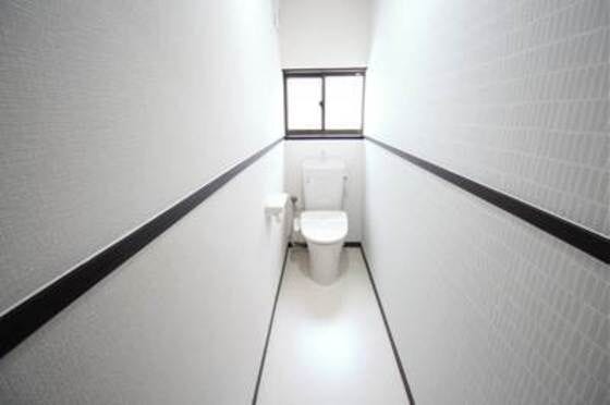 自然光が入る小窓付き。衛生面も安心の明るく爽やかなトイレ空間