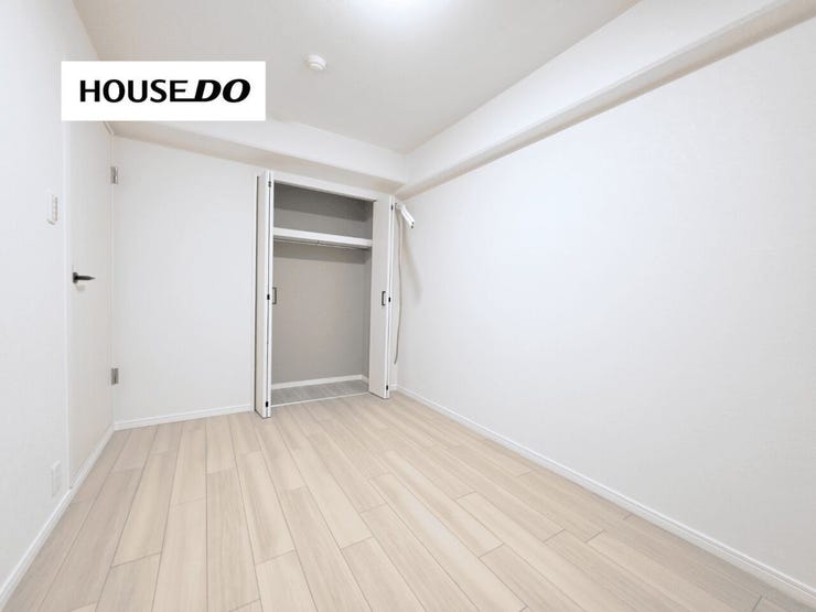 淡い木目のフローリングが優しい印象の洋室。クローゼット付きで、居住空間をすっきり保てます。