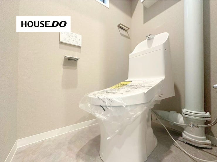 清潔感のあるすっきりとしたトイレ空間。温水洗浄便座付きで毎日快適♪シンプルな内装でお掃除もしやすく、気持ちよくお使いいただけます!