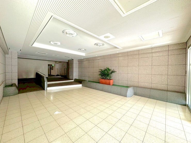 ゆとりあるエントランスホールは、明るく落ち着いた雰囲気。植栽も配置され、住まう方や来客を気持ちよく迎えてくれる共用空間です♪