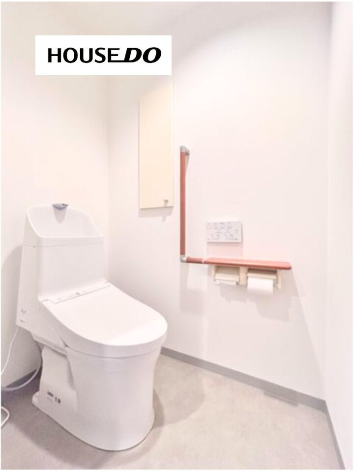 清潔感のあるトイレ空間。落ち着いて使えるシンプルで使いやすい設計です。