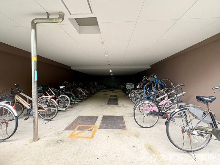 建物内に駐輪場を設置。雨や直射日光を避けられ、自転車の劣化を防ぎます。防犯面でも安心して利用できる環境です。