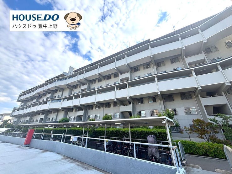 緑豊かな住環境に囲まれた大規模団地。教育施設やスーパー、公園が徒歩圏に揃い、子育て世帯にも暮らしやすい住環境が魅力です。