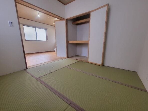 リビング横の和室はお子様のお昼寝や寝室として利用しても