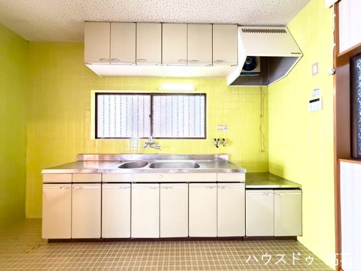 使い勝手の良いキッチン周り。明るい光を感じながら、毎日の料理タイムをより楽しく華やかに演出します。