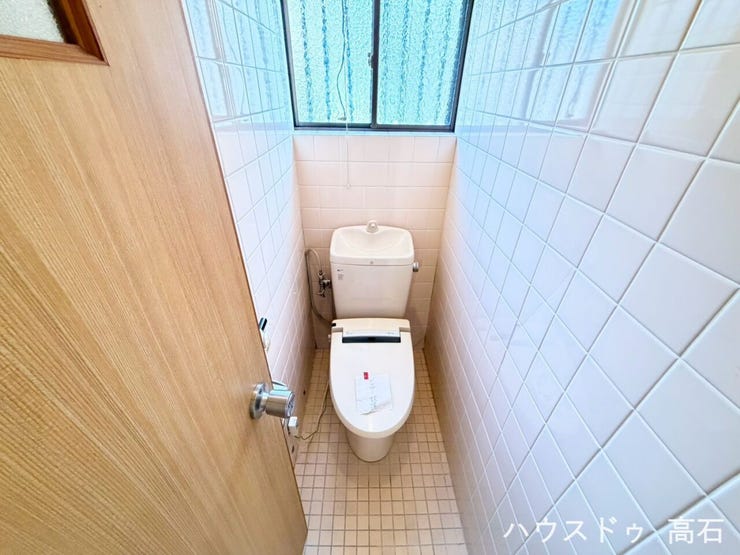 1階トイレ
窓付きで明るく換気のしやすいトイレ空間。