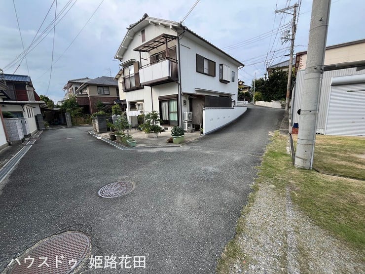前面道路は4mで余裕があります。