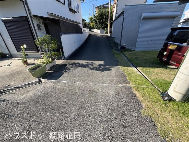 前面道路は4mで余裕があります。
