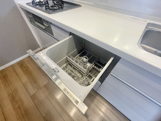 食器洗浄乾燥機:出勤前のバタバタ時や疲れている時には特に食器洗浄乾燥機のありがたみが身に沁みますね♪
※実際の写真から家具等を消すCG加工をしています。