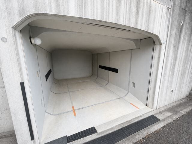 愛車を雨風から守れるビルドインガレージです。
※実際の写真から家具等を消すCG加工をしています。