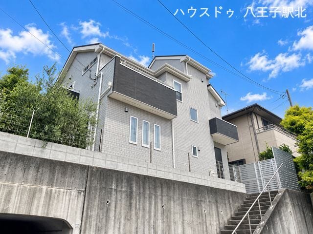 高台に建つ、青空に映える洗練された外観。
※実際の写真から家具等を消すCG加工をしています。