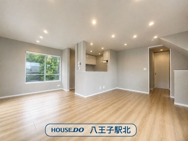【リビング】
2階18.5帖LDK:明るい陽差しが降り注ぐリビングは、ゆとりあふれる室内空間。床暖房付きなので寒い冬も足元から暖まって快適に過ごせます。※実際の写真から家具等を消すCG加工をしています。