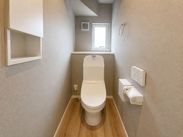 1階トイレ:小窓から優しい光の入るトイレは落ち着ける個室です。棚にちょっとした小物も飾れます◎
※実際の写真から家具等を消すCG加工をしています。